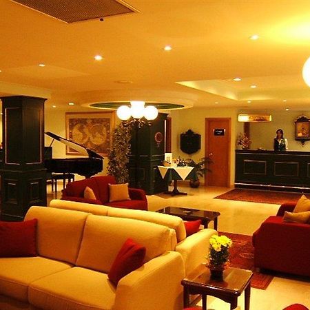 The Crown Hotel 부지바 외부 사진
