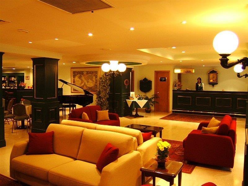The Crown Hotel 부지바 외부 사진