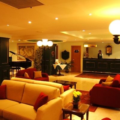 The Crown Hotel 부지바 외부 사진