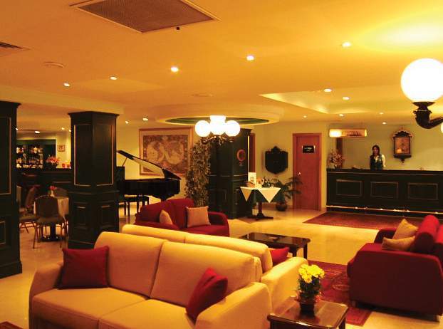 The Crown Hotel 부지바 외부 사진